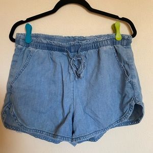 American Eagle | stretch waistband light wash jean shorts
